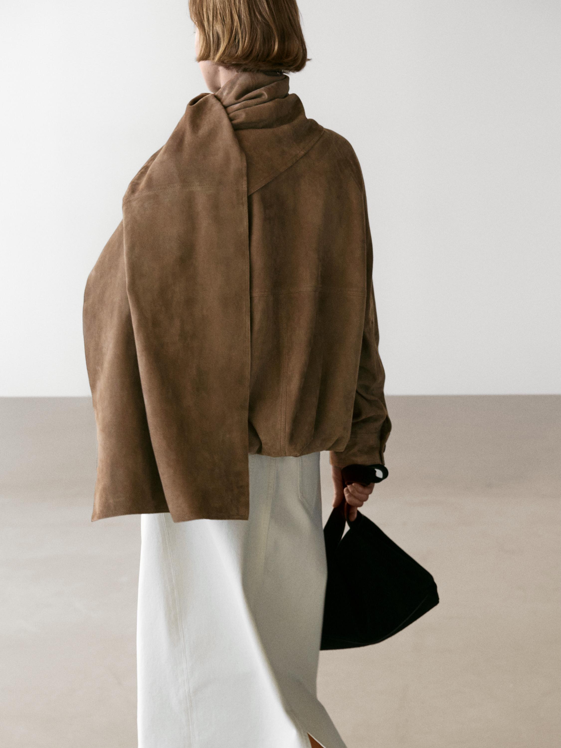 Blouson bomber en cuir et daim, détail écharpe